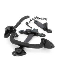 Black Thumblatch Set With Chain